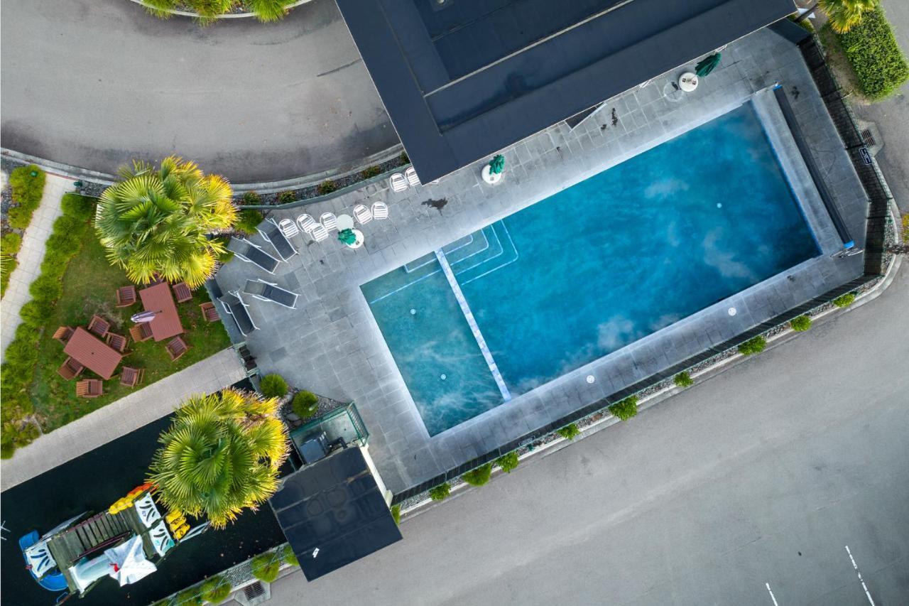 Regal Palms Resort Rotorua Exterior foto Aerial view of the swimming pool